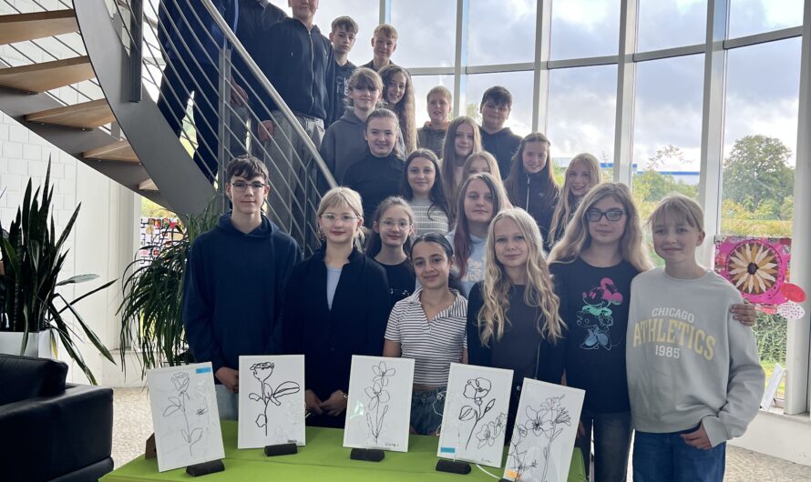 Klasse 7b eröffnet Kunstausstellung bei Benary-Samenzucht